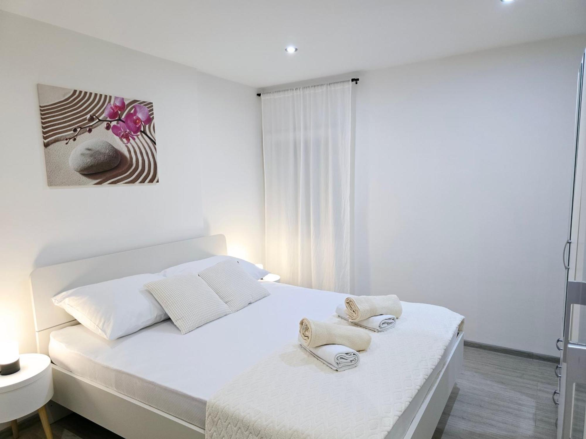 Apartment Blanca With Jacuzzi,Terase And Private Parking Kaštela Esterno foto