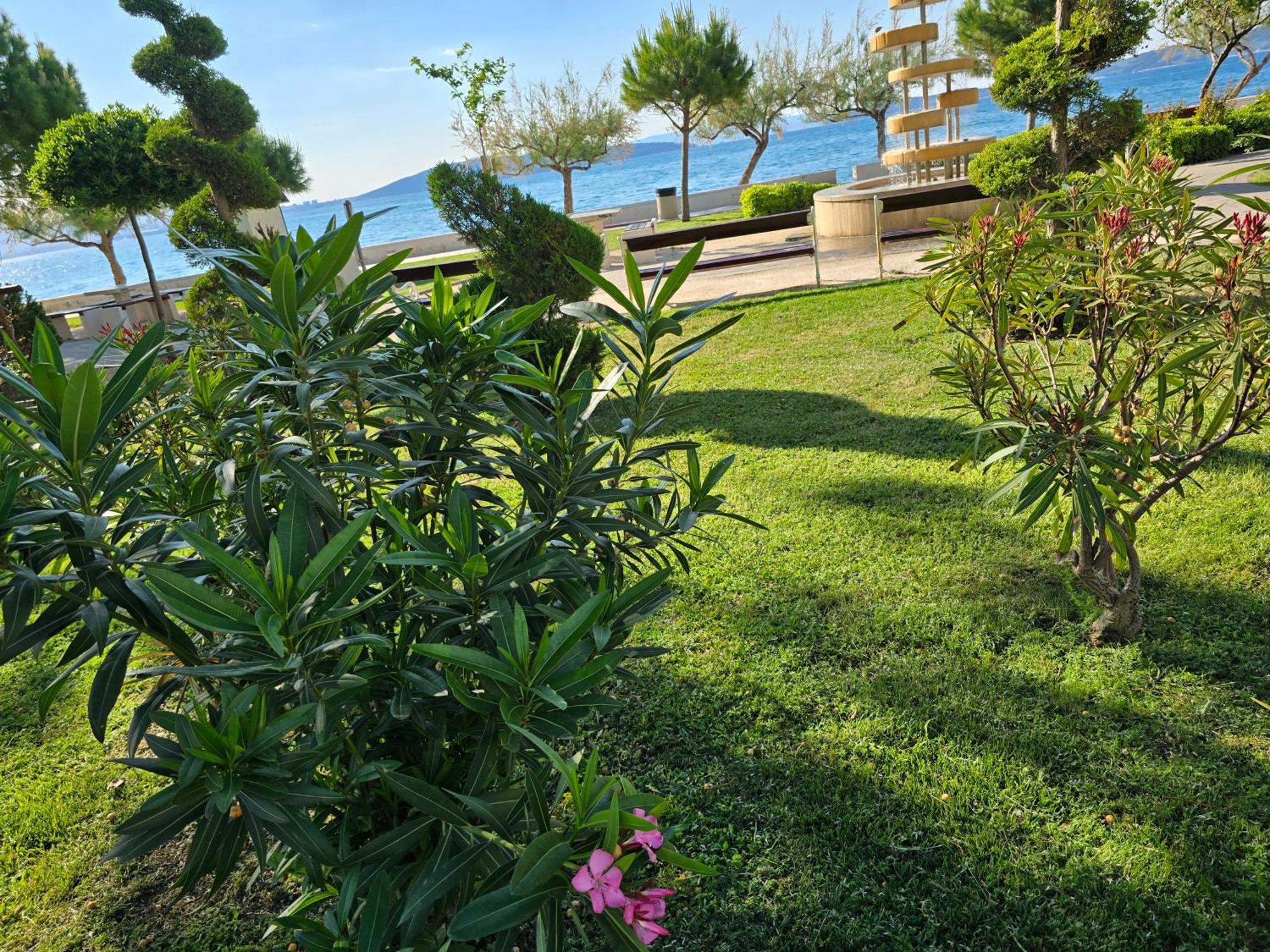 Apartment Blanca With Jacuzzi,Terase And Private Parking Kaštela Esterno foto